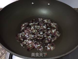 腊肠炒荷兰豆的做法步骤：3