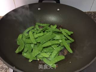 腊肠炒荷兰豆的做法步骤：5