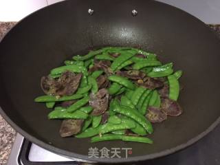 腊肠炒荷兰豆的做法步骤：6