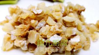 姜汁咸鱼红菜杆──“鱼儿厨房”私房菜的做法步骤：2