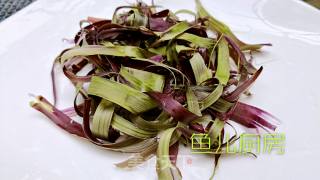 姜汁咸鱼红菜杆──“鱼儿厨房”私房菜的做法步骤：3