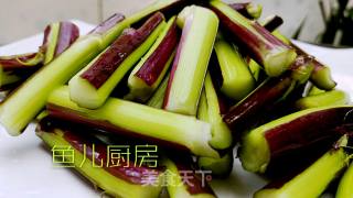 姜汁咸鱼红菜杆──“鱼儿厨房”私房菜的做法步骤：4