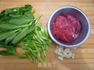 牛肉炒菜心的做法步骤：2