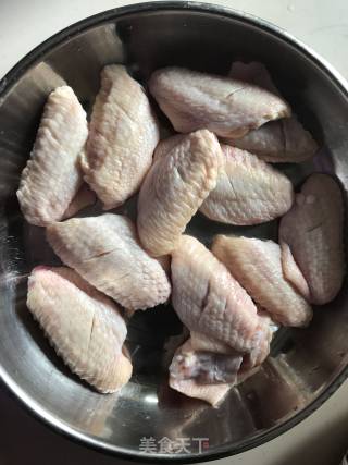 孜然烤鸡翅的做法步骤：1