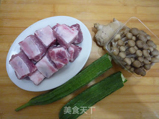 丝瓜菌菇排骨汤的做法步骤：1