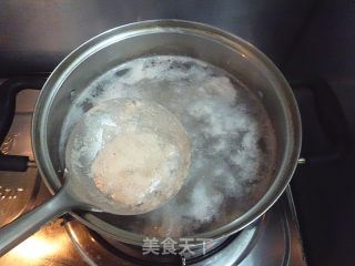 丝瓜菌菇排骨汤的做法步骤：2