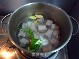 丝瓜菌菇排骨汤的做法步骤：4