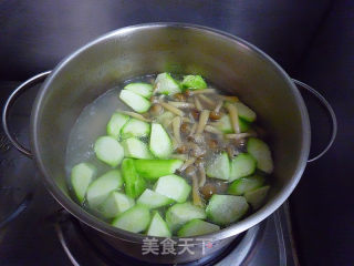 丝瓜菌菇排骨汤的做法步骤：7