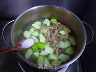 丝瓜菌菇排骨汤的做法步骤：8