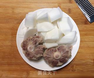 牛尾萝卜汤的做法步骤：3