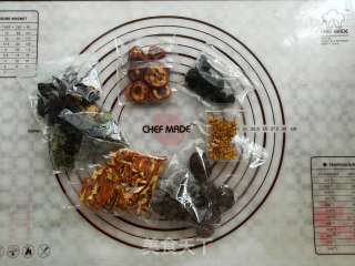 糖桂花酸梅汤的做法步骤：1