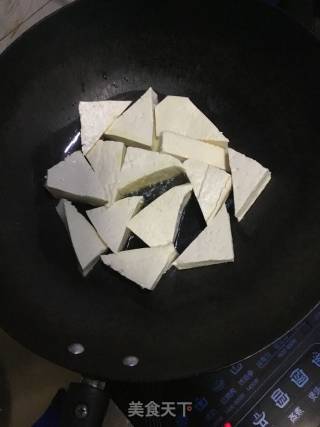青蒜香煎豆腐的做法步骤：2