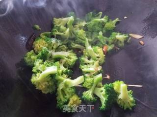 素炒西蓝花的做法步骤：3