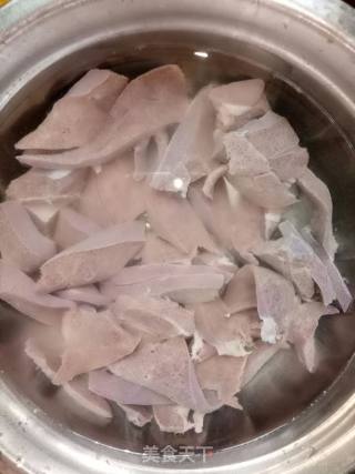 西兰花炒猪肝的做法步骤：3