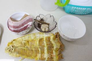 笋干红烧肉的做法步骤：1