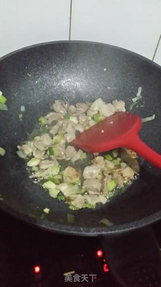 虾仁西芹炒肉的做法步骤：1