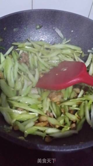 虾仁西芹炒肉的做法步骤：2