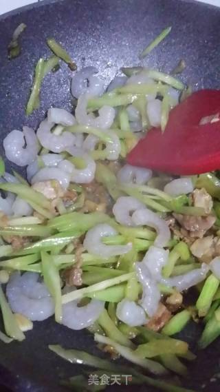 虾仁西芹炒肉的做法步骤：3