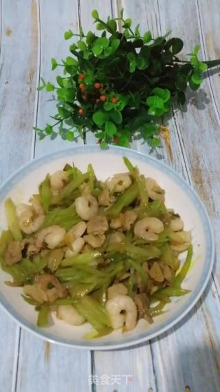虾仁西芹炒肉的做法步骤：4