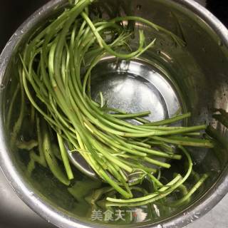 清炒芦蒿的做法步骤：1