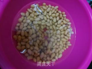 猪肉焖黄黑豆的做法步骤：1
