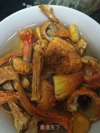 猪肉焖黄黑豆的做法步骤：2