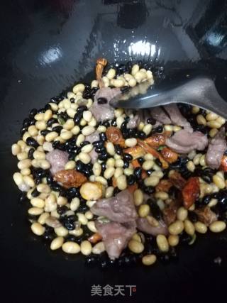 猪肉焖黄黑豆的做法步骤：4