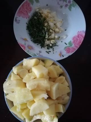 野蒜老干妈土豆的做法步骤：3