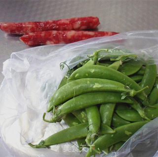 腊肠炒甜豆的做法步骤：1