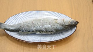 清蒸鲈鱼的做法步骤：1