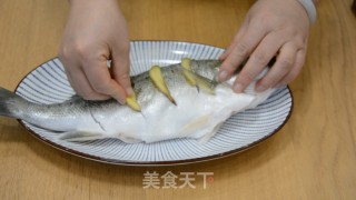清蒸鲈鱼的做法步骤：2