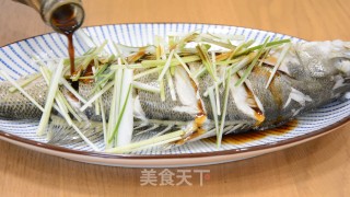 清蒸鲈鱼的做法步骤：9
