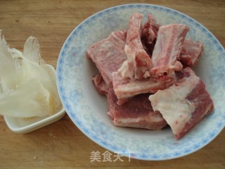 鱼翅排骨汤的做法步骤：1