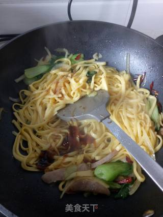素炒玉米面条的做法步骤：5
