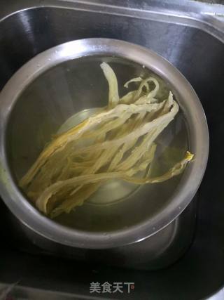 排骨焖腐竹的做法步骤：1