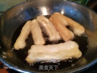 炸油条的做法步骤：3