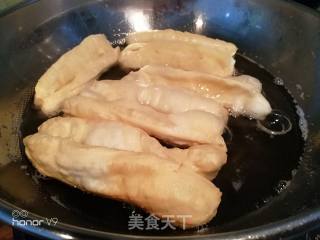 炸油条的做法步骤：4