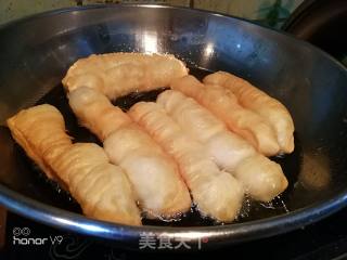 炸油条的做法步骤：5