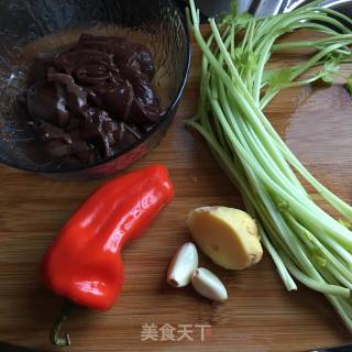芹菜炒猪肝的做法步骤：3