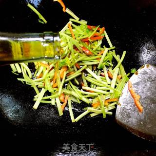 芹菜炒猪肝的做法步骤：10