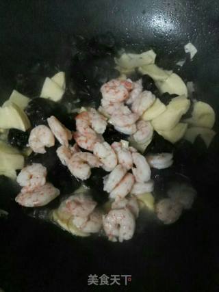 冬笋虾仁锅巴的做法步骤：9