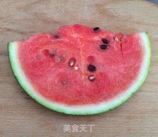 西瓜摆盘的做法步骤：2