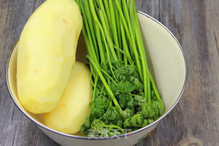 蕨菜炖土豆的做法步骤：1