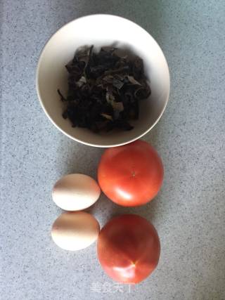 番茄木耳炒鸡蛋的做法步骤：1