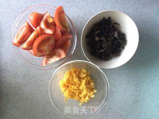 番茄木耳炒鸡蛋的做法步骤：2