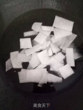 咸鱼瘦肉白萝卜汤的做法步骤：3