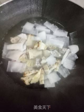 咸鱼瘦肉白萝卜汤的做法步骤：4