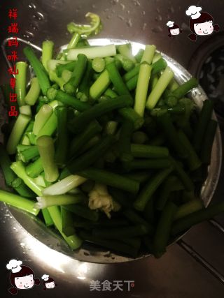 仙草阁私房菜（无肉不欢）--正月初九儿时的回忆腊肠蒜薹的做法步骤：1