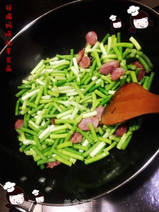仙草阁私房菜（无肉不欢）--正月初九儿时的回忆腊肠蒜薹的做法步骤：4