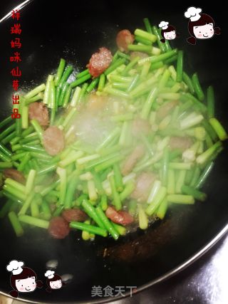 仙草阁私房菜（无肉不欢）--正月初九儿时的回忆腊肠蒜薹的做法步骤：5